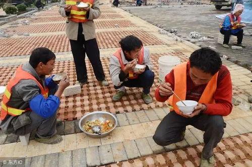 工地单身老汉吃瓜,工地单身老汉的瓜田奇遇记