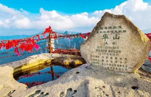 华山东峰吃瓜,瓜果飘香，游客共享夏日清凉时光