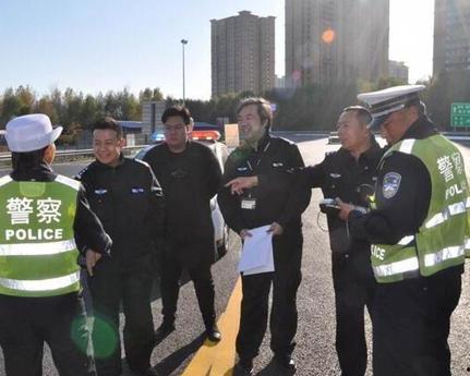 罗平交警吃瓜事件视频