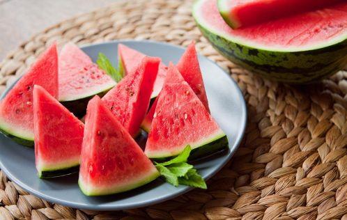 群众吃瓜搬板凳,围观社会百态