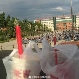 军训遇上吃瓜群众,吃瓜群众围观成风景