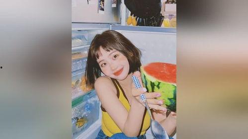 居家吃瓜拍照真实,记录生活美好瞬间