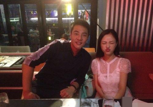 老年闺蜜吃瓜,吃瓜乐趣多，岁月静好话家常