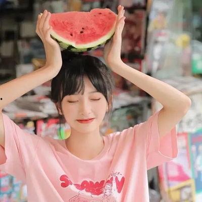 吃瓜少女图片唯美,唯美吃瓜少女的梦幻画卷
