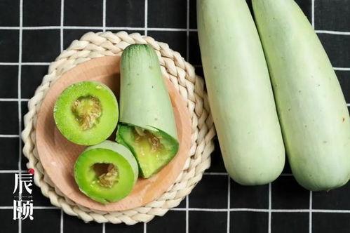 孩子吃羊角蜜瓜,孩子品尝羊角蜜瓜的欢乐时光